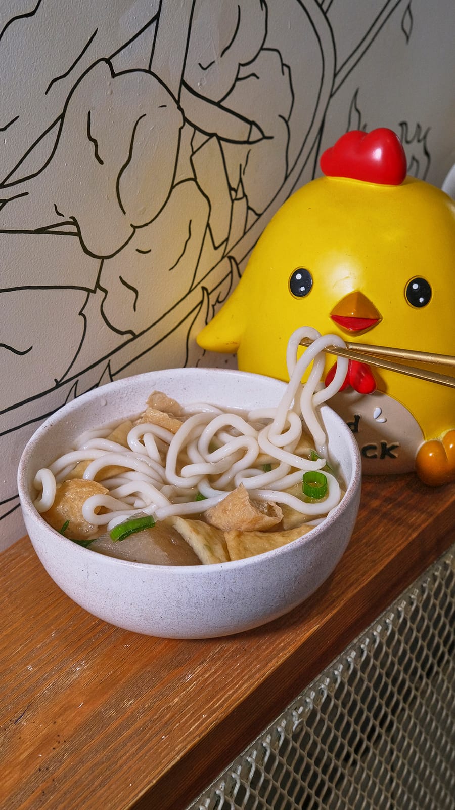Cuenco de udon junto a la figura de Chic-Chic