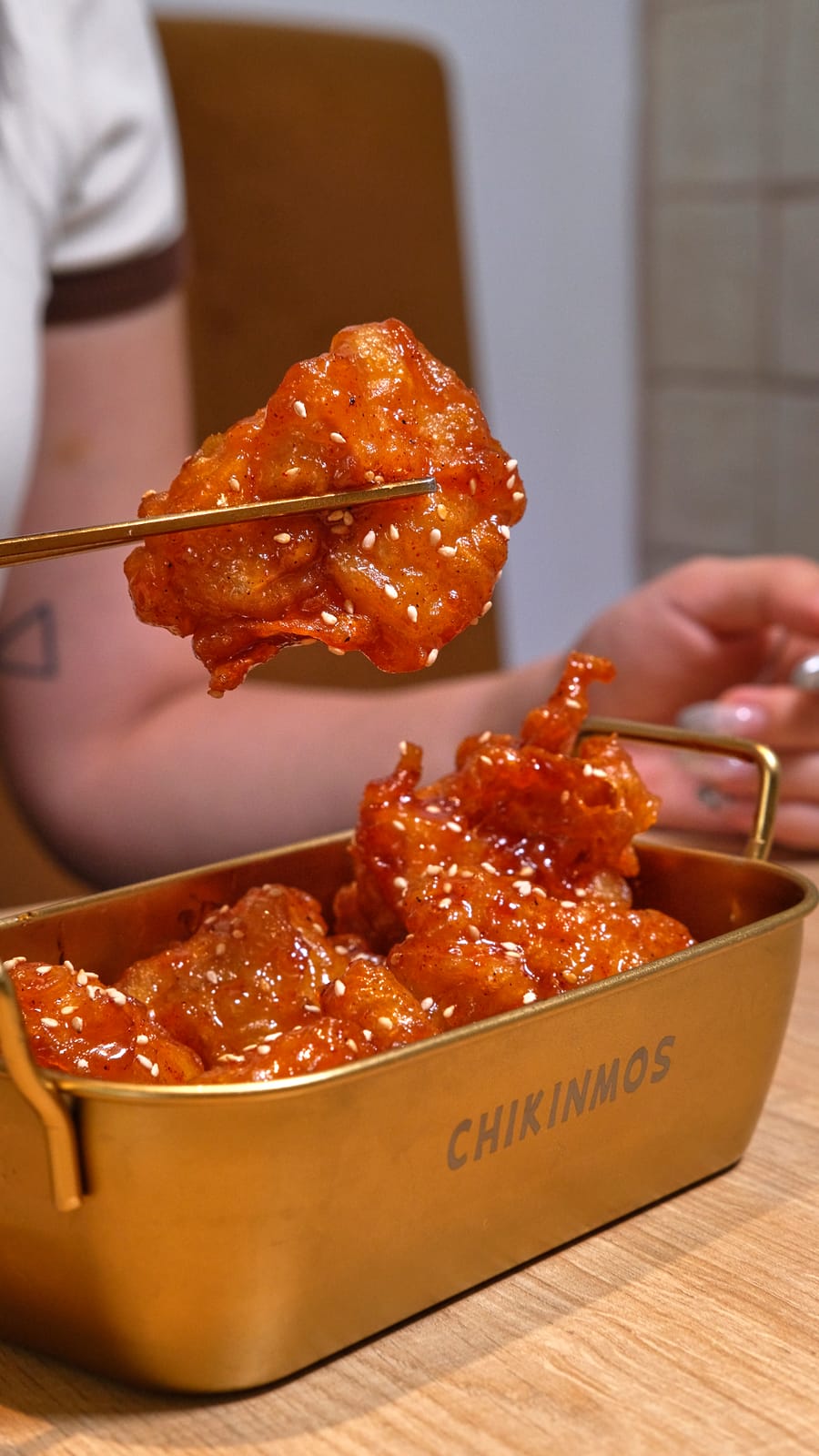 Pollo frito Chikinmos en una bandeja de la marca