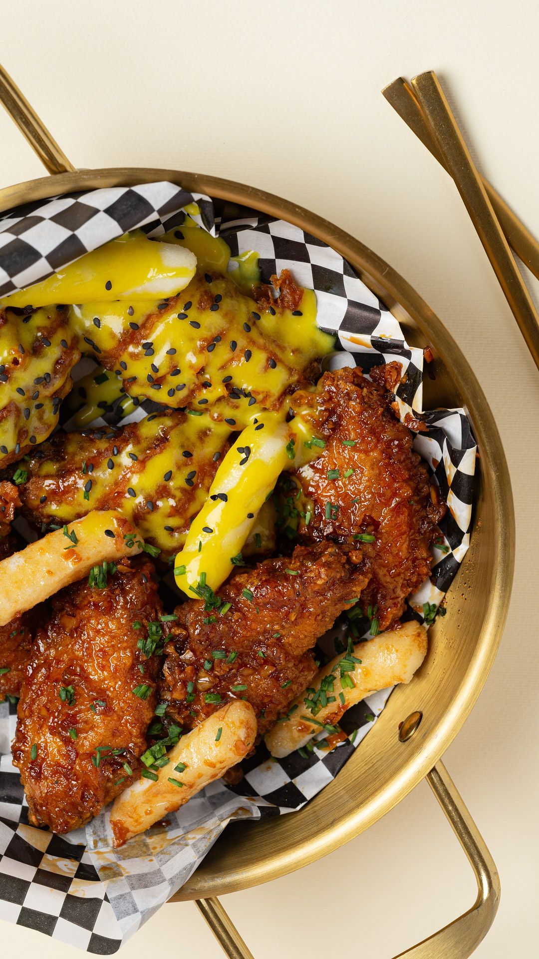 Korean-style fried chicken con salsa de queso y tteokbokki en Chikinmos Ayala